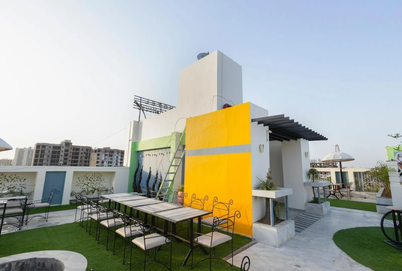 Hotel Sahibs Lighthouse - Family & Corporate Hotel Agra